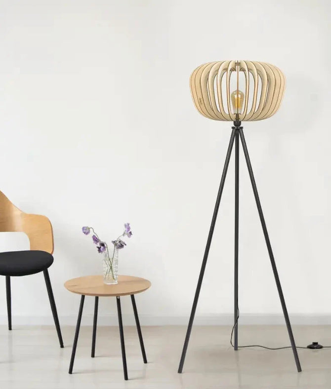 Lampadaire trépied en bois naturel : le design rencontre l'artisanat français